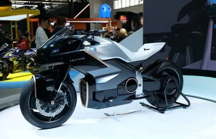 Honda ripensa il futuro: tra moto elettriche e ibridi, la nuova strategia globale