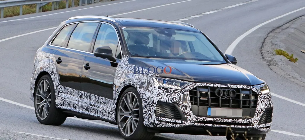 Audi Q7: foto spia del restyling