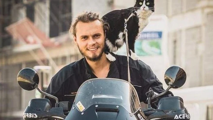 In moto dalla Germania fino a Dubai...insieme alla sua gatta