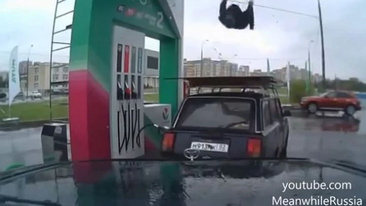 Il benzinaio balla la break dance. L'Epic Win è con la capriola