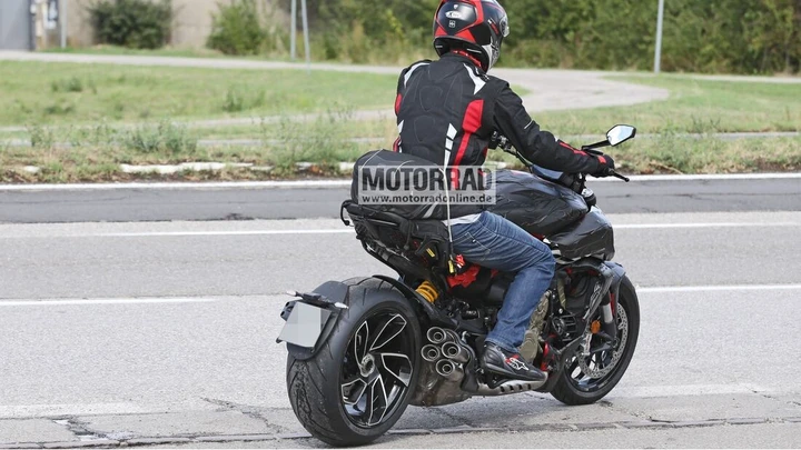 Ducati Diavel V4: le prime foto spia