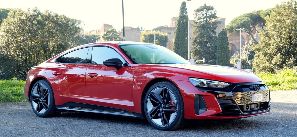 Audi e-tron GT RS: la prova su strada