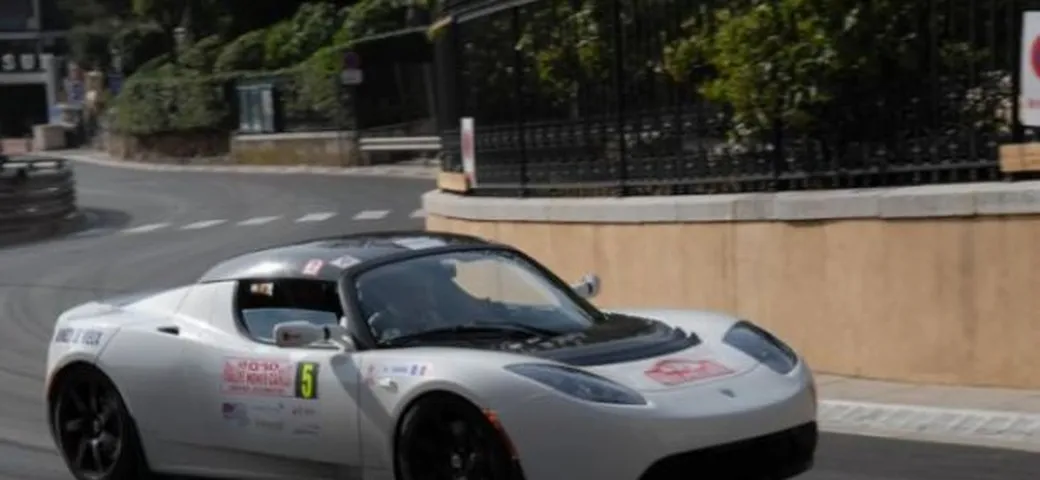 Lotus: prolungato l'accordo con Tesla per la produzione della Roadster