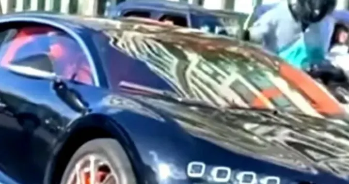 Bugatti Chiron presa a colpi di martello da uno scooterista [Video]