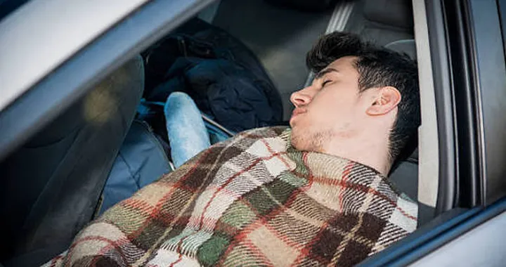 Dormire in auto senza prendere una multa: le regole che pochi automobilisti conoscono