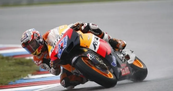 MotoGP, Brno: domina Stoner in solitaria, ma Dovizioso e SuperSic sono sul podio. Rossi 6°.