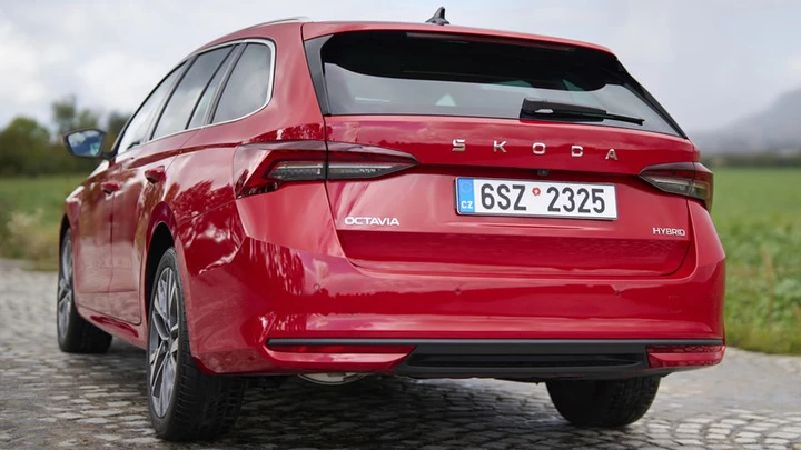 Skoda Octavia, arriva il primo full hybrid: consuma meno ma perde spazio nel bagagliaio