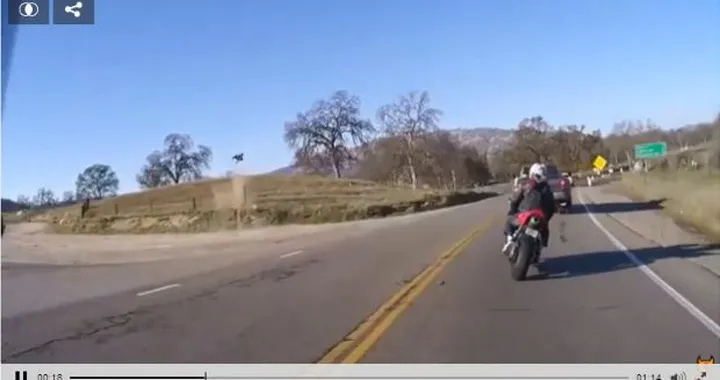 Motociclista evita un frontale e fa un "volo" tremendo [Video]