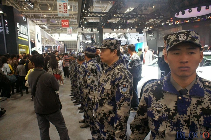 No a modelle e bambini al salone di Shanghai
