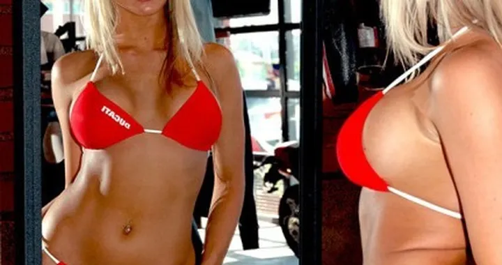 Sexy bikers: che gran pezzo di Ducati!