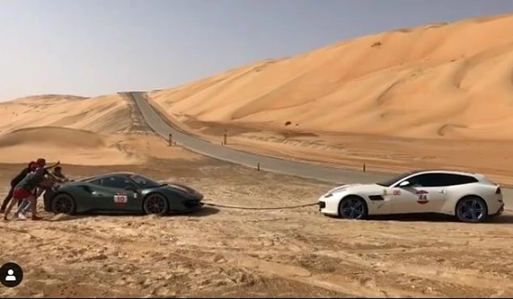 Ferrari 488 Pista tirata fuori dal deserto da una GTC4Lusso [Video]