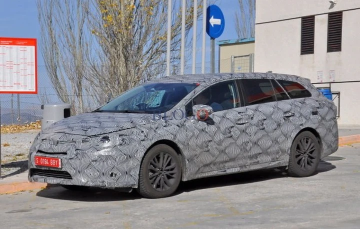 Toyota Avensis: foto spia della wagon