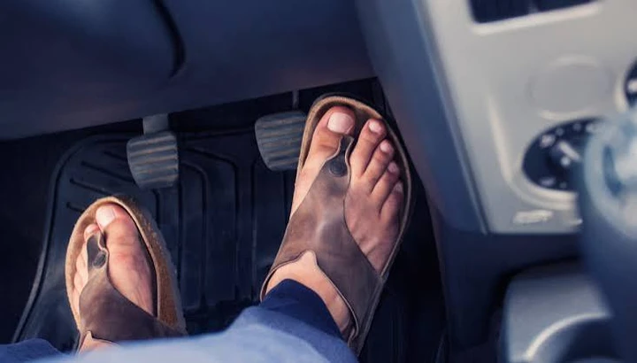 Auto in estate, le abitudini che possono diventare un problema per multe e assicurazione