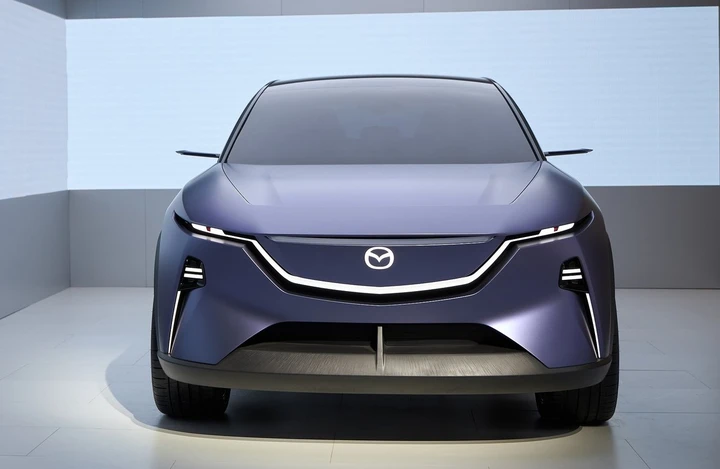 Mazda Arata vista frontale