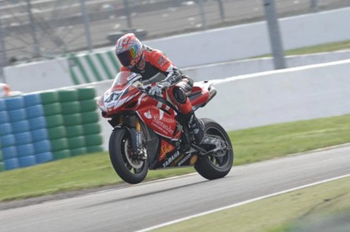 Chi è alla guida della Yamaha R1 di Haga?