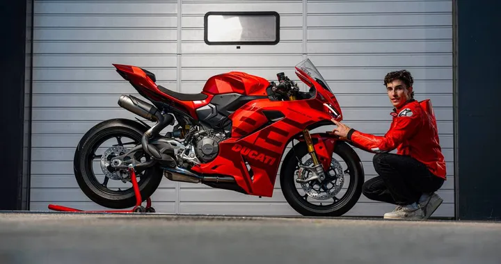 Ducati celebra Marquez e Bagnaia con due Panigale V2 da collezione