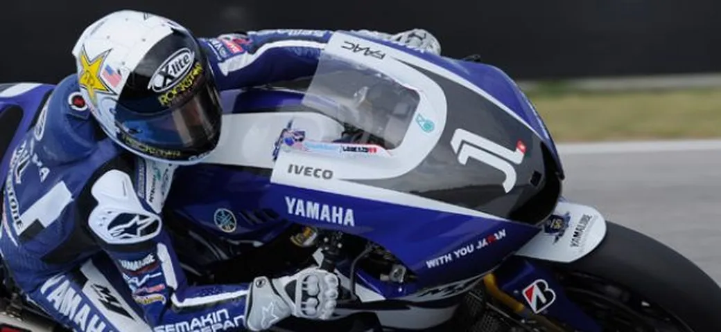 Jorge Lorenzo poleman mattatore. Conferma di Simoncelli. Buio per Rossi e la Ducati.
