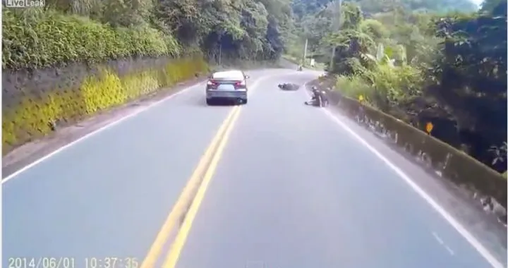 Scooterista tenta sorpasso azzardato, ma gli va male [Video]
