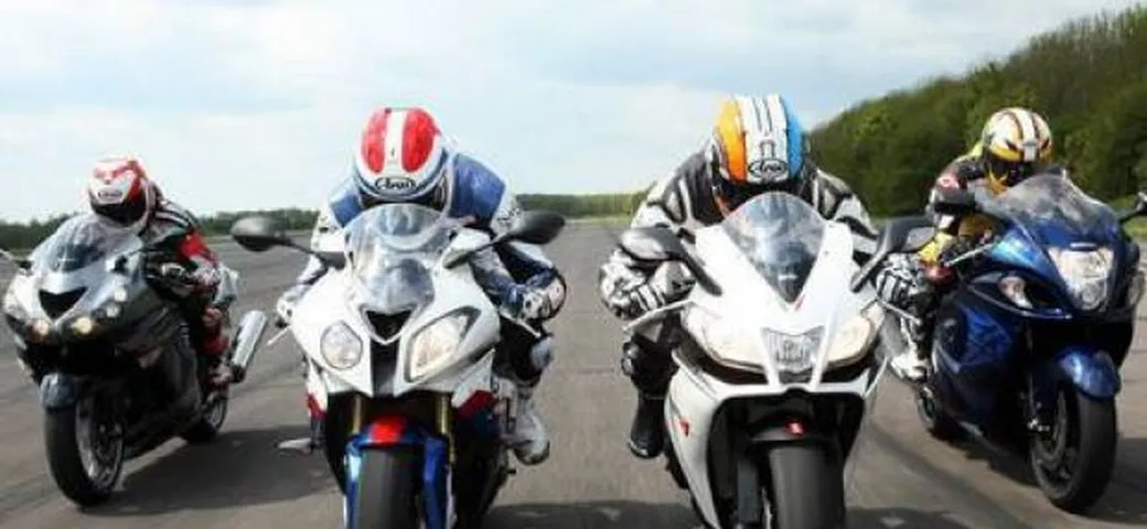 Test di velocità: ZZR1400 vs Hayabusa vs RSV4 vs S1000RR