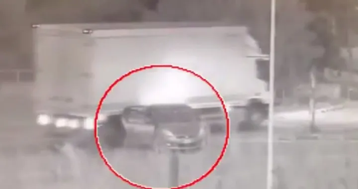 Il camionista sperona l'auto dei rapinatori [Video]