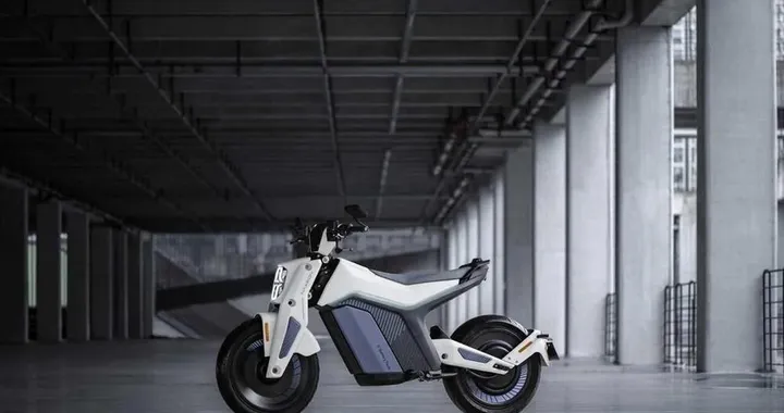 Naxeon I AM: debutta la nuova moto compatta 100% elettrica [FOTO]