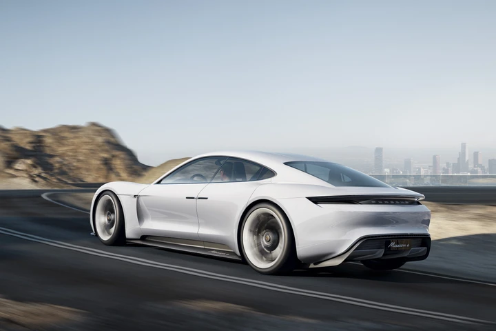 Porsche Taycan: negli USA tre anni di ricarica gratis