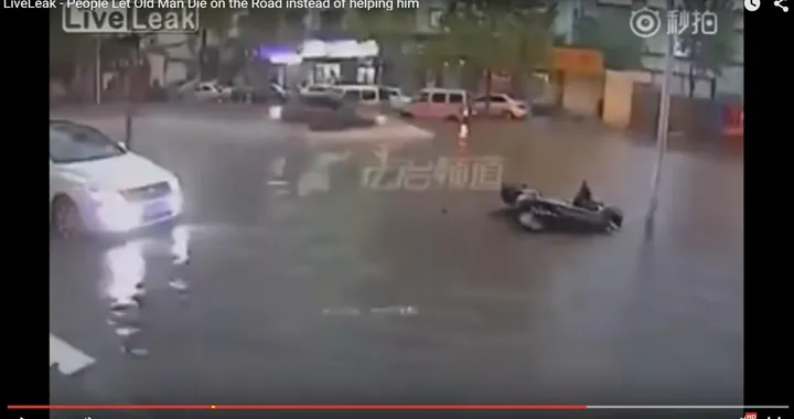 Annega con lo scooter nell'indifferenza generale [Video]