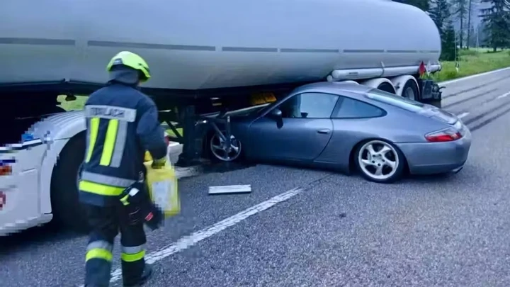 Porsche finisce sotto un'autocisterna: trascinata per 30 metri, auto distrutta