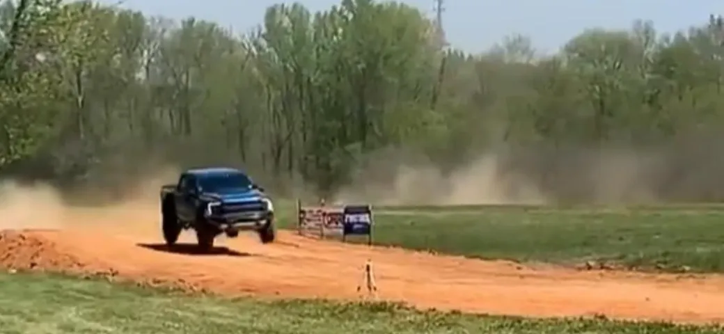 Fa il salto con la Ford F-150 Raptor e finisce male [Video]