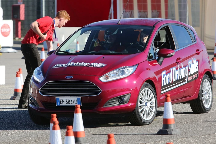 Ford: distrazioni e alcool i nemici dei giovani alla guida; e in estate...