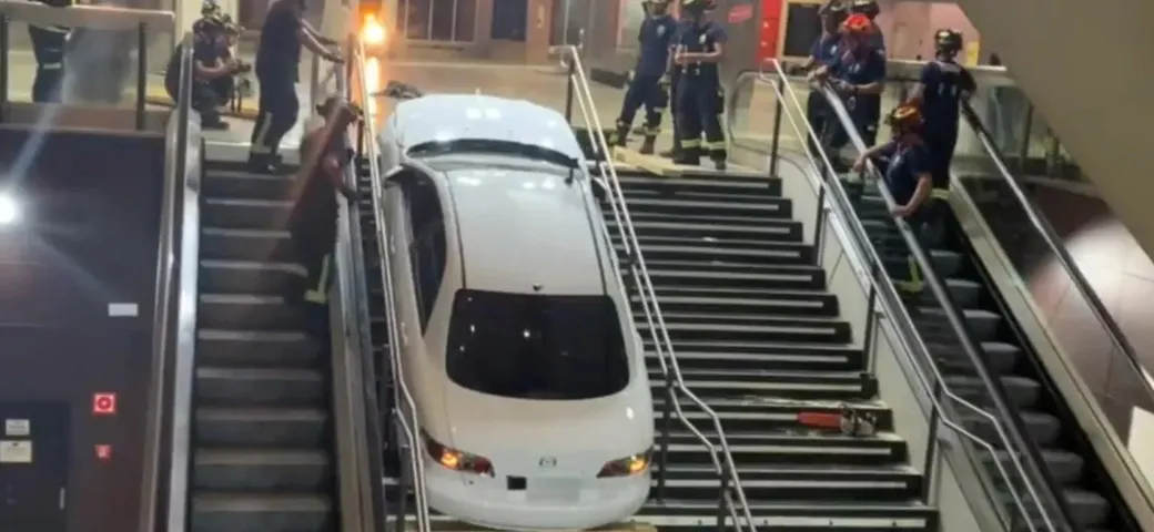 Ruba la Mazda e si incastra sulla scalinata [Video]