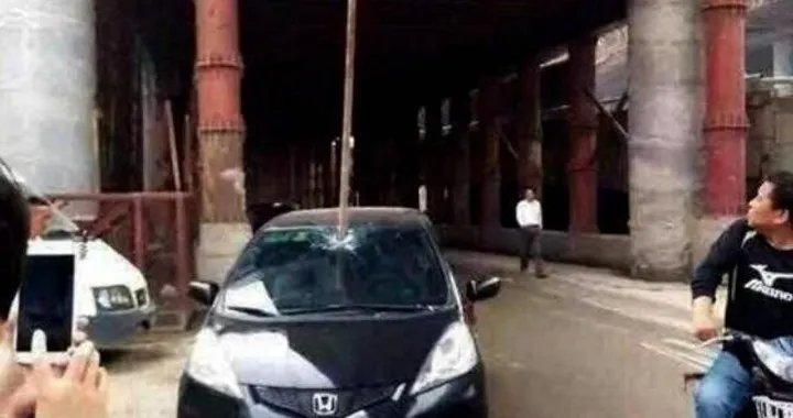 Cade il palo dal ponteggio: automobilista miracolato