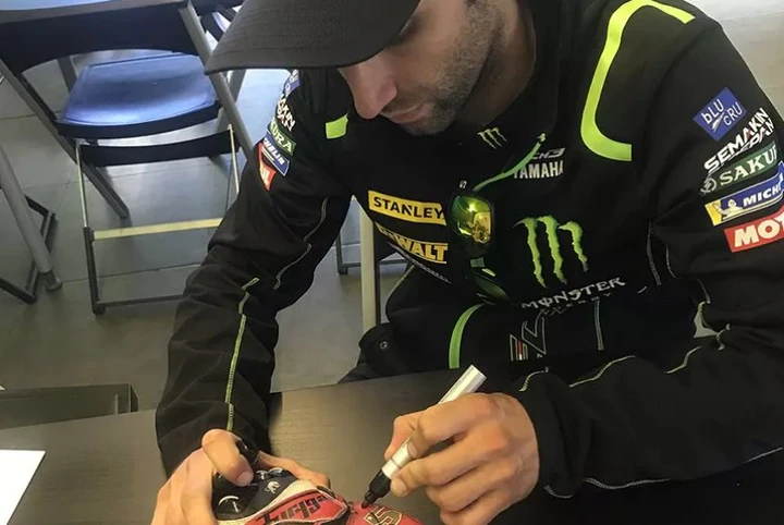 I guanti di Zarco all'asta per Two Wheels for life