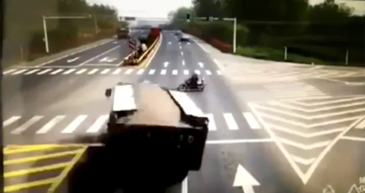 Incidente incredibile tra moto e camion, illesi [Video]