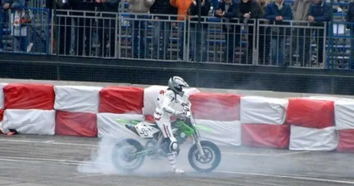 Baiocco e la Kawa SM450F al Motorshow