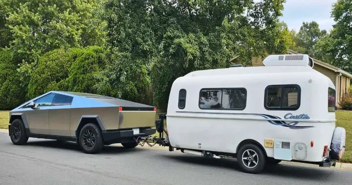 Tesla Cybertruck, il rimorchio manda in tilt le luci: colpa di 36 lampadine