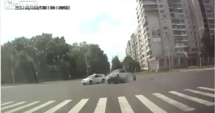 Incidente impressionante, motociclista illeso [Video]