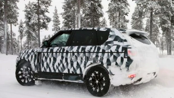 Range Rover Sport: foto spia di un muletto con carrozzeria definitiva