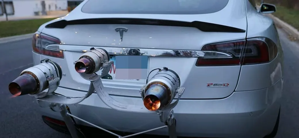 La Tesla Model S con motori a reazione esiste davvero [Video]