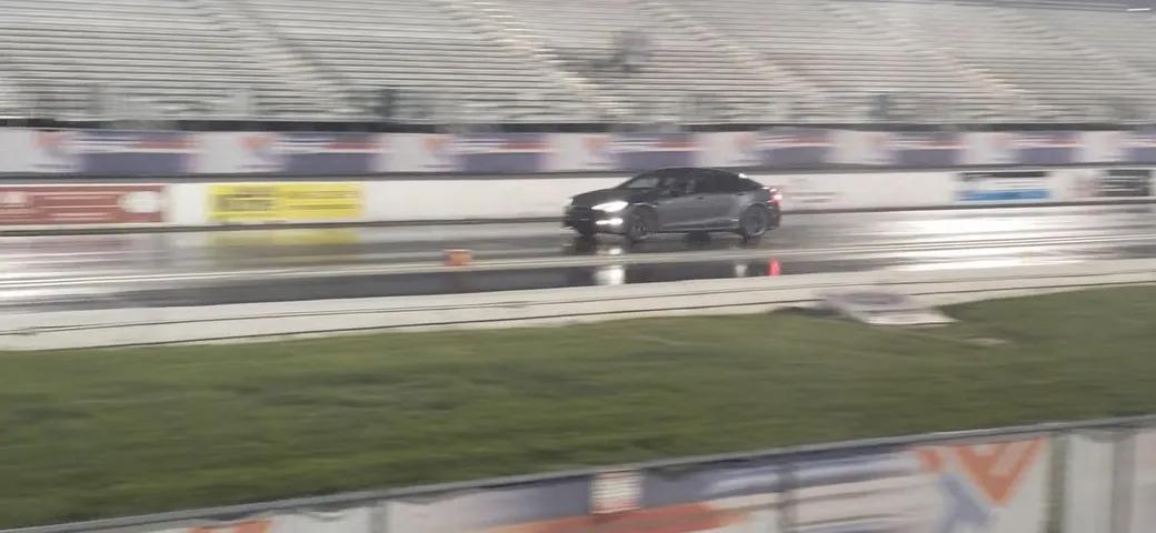 La Tesla Model S Plaid fa il record mondiale sul quarto di miglio [Video]