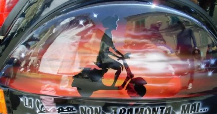 Foto del giorno: la vespa non tramonta mai