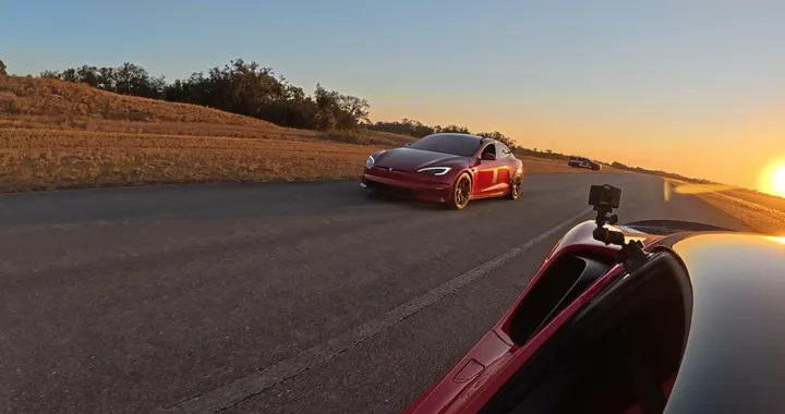 Nuova sfida Tesla Model S Plaid contro Ferrari SF90: pura adrenalina