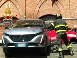 Seguono il GPS e finiscono sulle scale di Piazza del Campo: attimi di paura