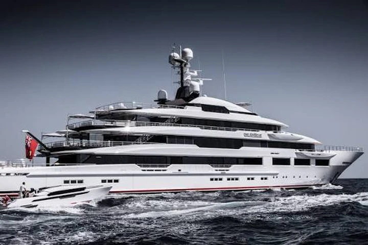 A Ischia arriva il mega yacht da 100 milioni: 90 metri di lusso