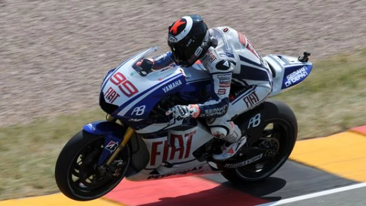 Riflettori per il rientro di Rossi. Ma il cronometro non si fa .. 