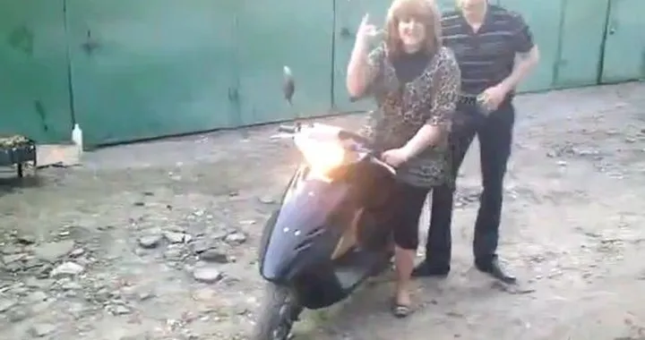 Prima volta su uno scooter, prima caduta [video]