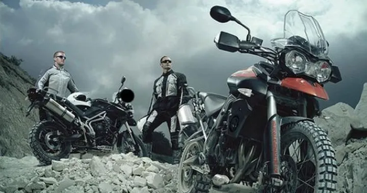 Triumph Tiger 800XC: Finalmente si mostra in uno scatto ufficiale
