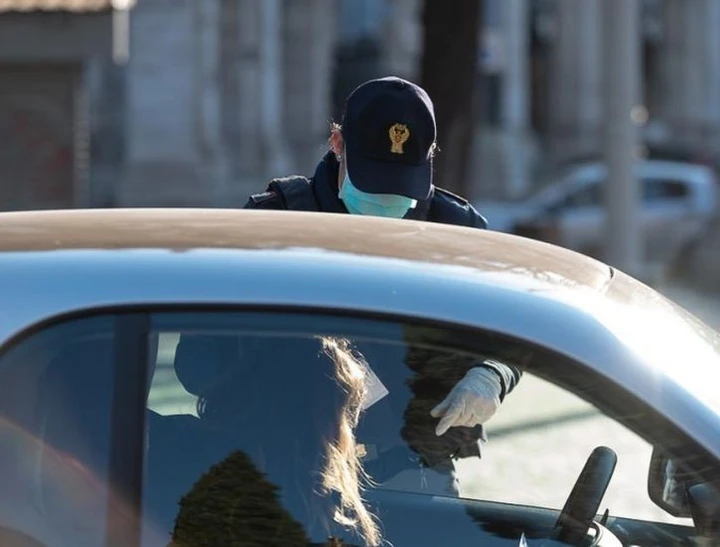 Mascherina in auto, quando resta obbligatoria anche in zona bianca