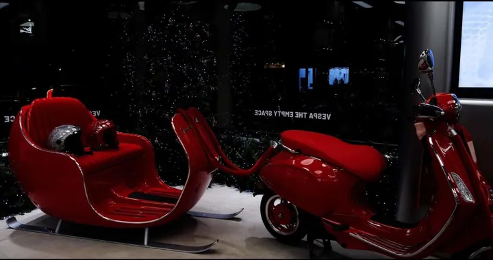 Babbo Natale arriva a Milano su cinque Vespa rosse