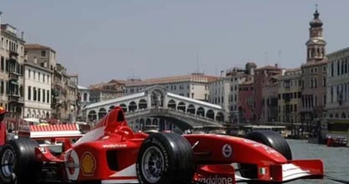 Venezia: Una Ferrari F2002 in Canal Grande per il Ferrari Store